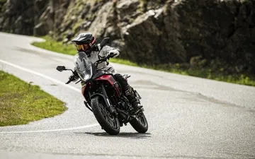 La Macbor Montana XR1 EVO destaca en su elegante diseño y dinámica de conducción en carreteras sinuosas.