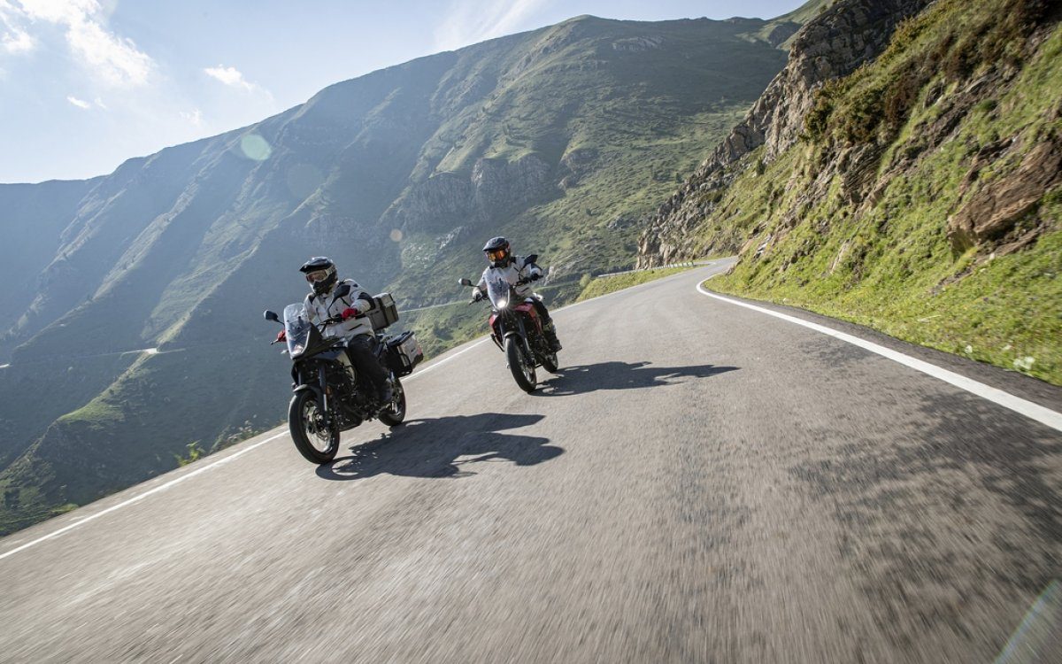 La Macbor Montana XR1 EVO destaca en un camino montañoso, lista para la aventura.