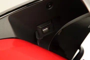 Conexión USB en el interior de la Macbor Montana XR1 EVO, ideal para dispositivos.
