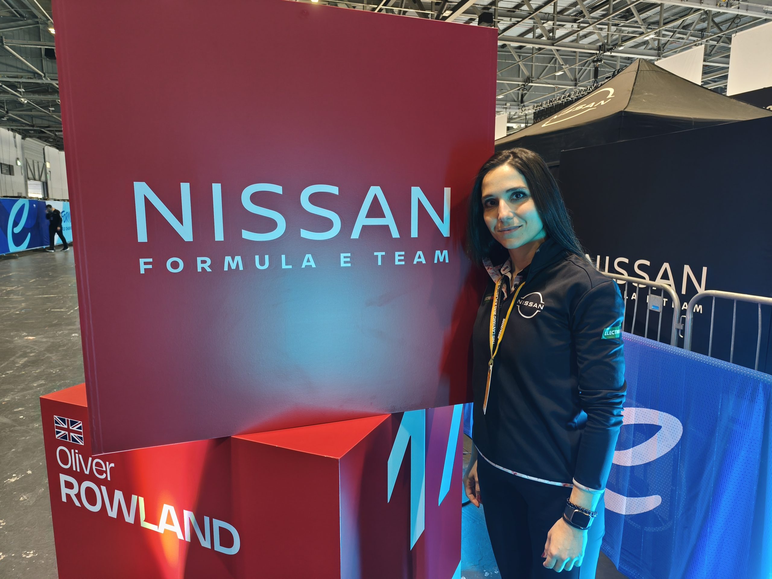 María de Juana, jefa de comunicación de Nissan Fórmula E, en su entorno profesional.