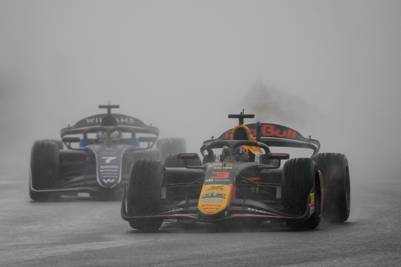 Dunne y Lindblad sancionados, Stanek triunfa en Spa con su coche. 