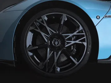 Primer plano de la llanta del Maserati MCPura, un diseño que combina elegancia y deportividad.