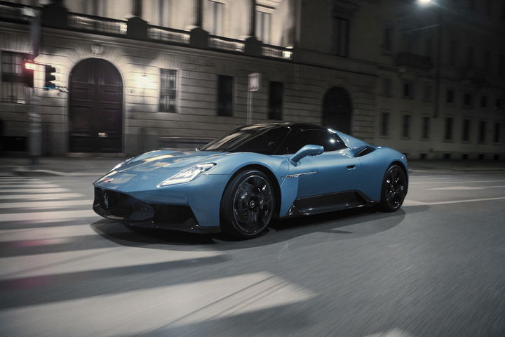El Maserati MCPura deslumbra en la noche, combinando elegancia y deportividad en su diseño.