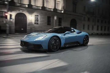 El Maserati MCPura deslumbra en la noche, combinando elegancia y deportividad en su diseño.