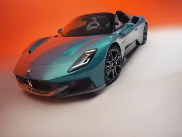 El Maserati MCPura combina elegancia y potencia, mostrando un diseño aerodinámico impactante. El Maserati MCPura combina elegancia y potencia, mostrando un diseño aerodinámico impactante.