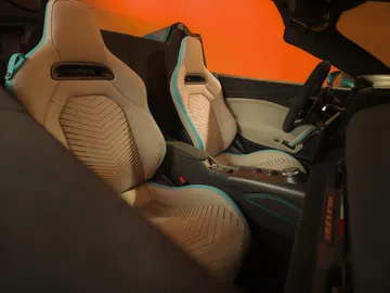 Vista del interior del Maserati MCPura, con asientos deportivos y detalles en contraste. Vista del interior del Maserati MCPura, con asientos deportivos y detalles en contraste.