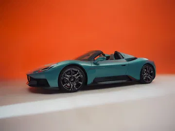 El Maserati MCPura destaca por su diseño elegante y deportivo, ideal para los amantes de la velocidad. El Maserati MCPura destaca por su diseño elegante y deportivo, ideal para los amantes de la velocidad.