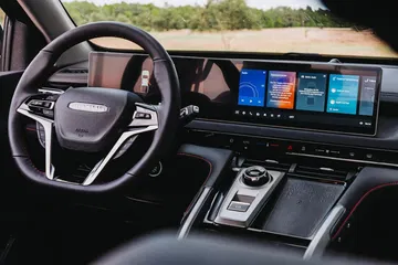 Interior moderno y bien equipado, con pantallas digitales y acabados de calidad.