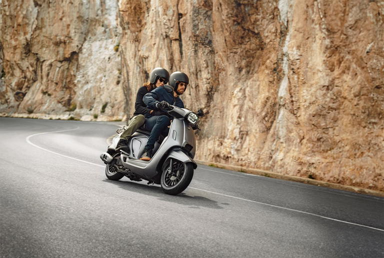 A la Vespa Primavera le ha salido una dura rival muy equipada y a mitad de precio.