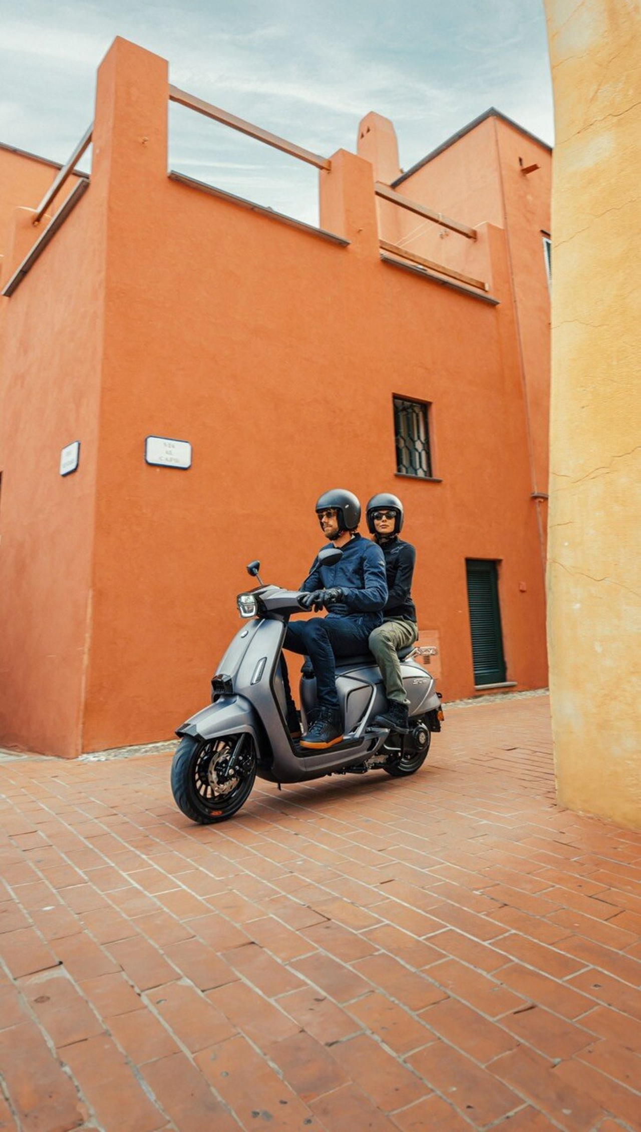 La MPB SC125 R demuestra su personalidad con un diseño neoretro y rendimiento competitivo. La MPB SC125 R demuestra su personalidad con un diseño neoretro y rendimiento competitivo.