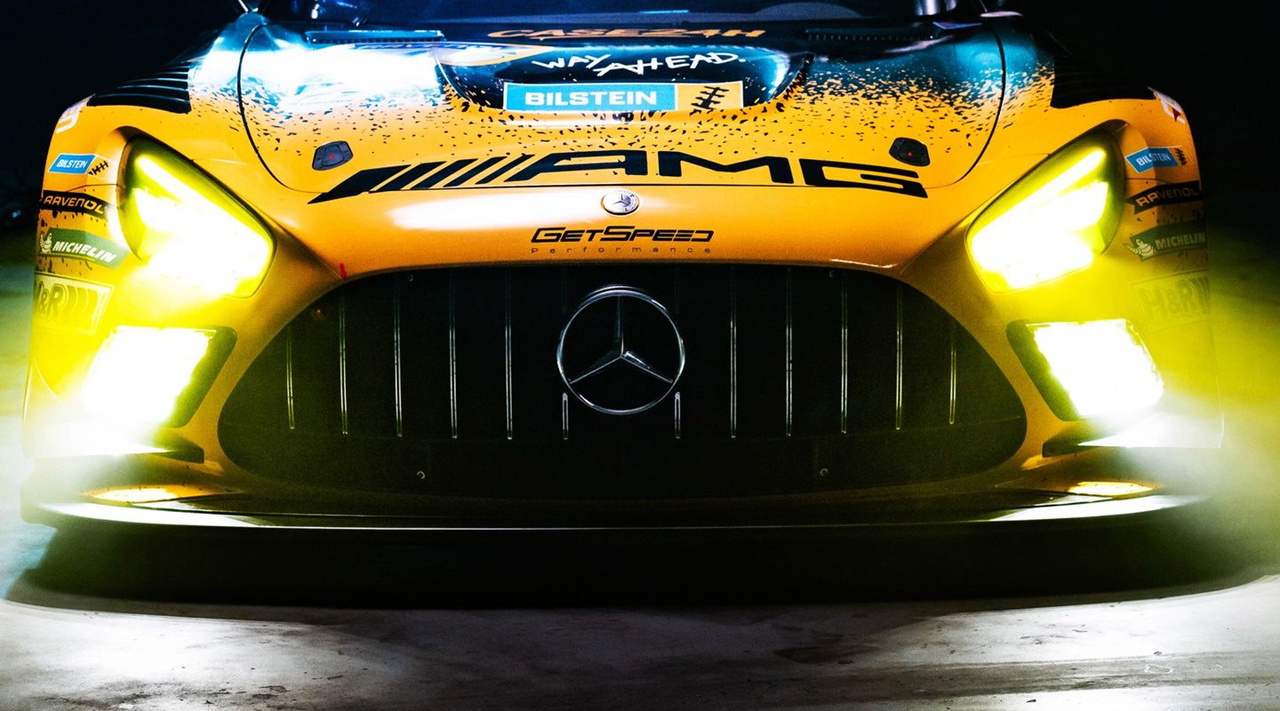 Vista frontal del Mercedes-AMG GT3, destacando su agresivo diseño y luces LED