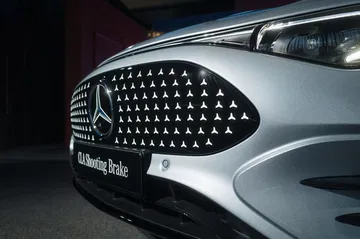Vista delantera del Mercedes-Benz CLA Shooting Brake eléctrico, destacando su parrilla