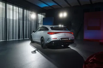 Vista trasera del Mercedes-Benz CLA Shooting Brake eléctrico en un entorno moderno.