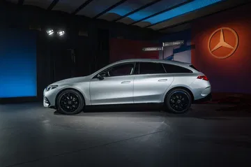 Vista lateral del Mercedes-Benz CLA Shooting Brake eléctrico, destacando su diseño elegante. Vista lateral del Mercedes-Benz CLA Shooting Brake eléctrico, destacando su diseño elegante.