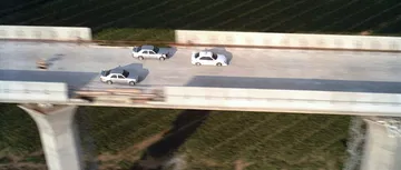 Secuencia icónica de una película con coches reconocibles y un destaque de Mercedes.