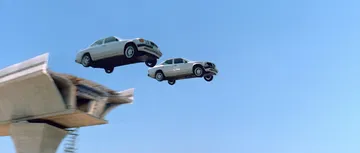 Dos icónicos Mercedes-Benz volando en una escena emocionante.