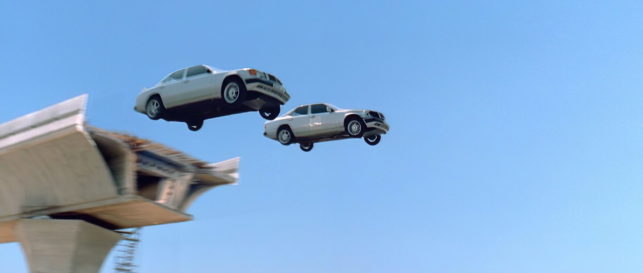 Dos icónicos Mercedes-Benz volando en una escena emocionante.