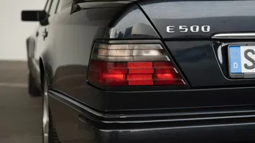 Vista trasera y lateral del Mercedes E 500 que destaca por su elegancia y diseño atemporal.