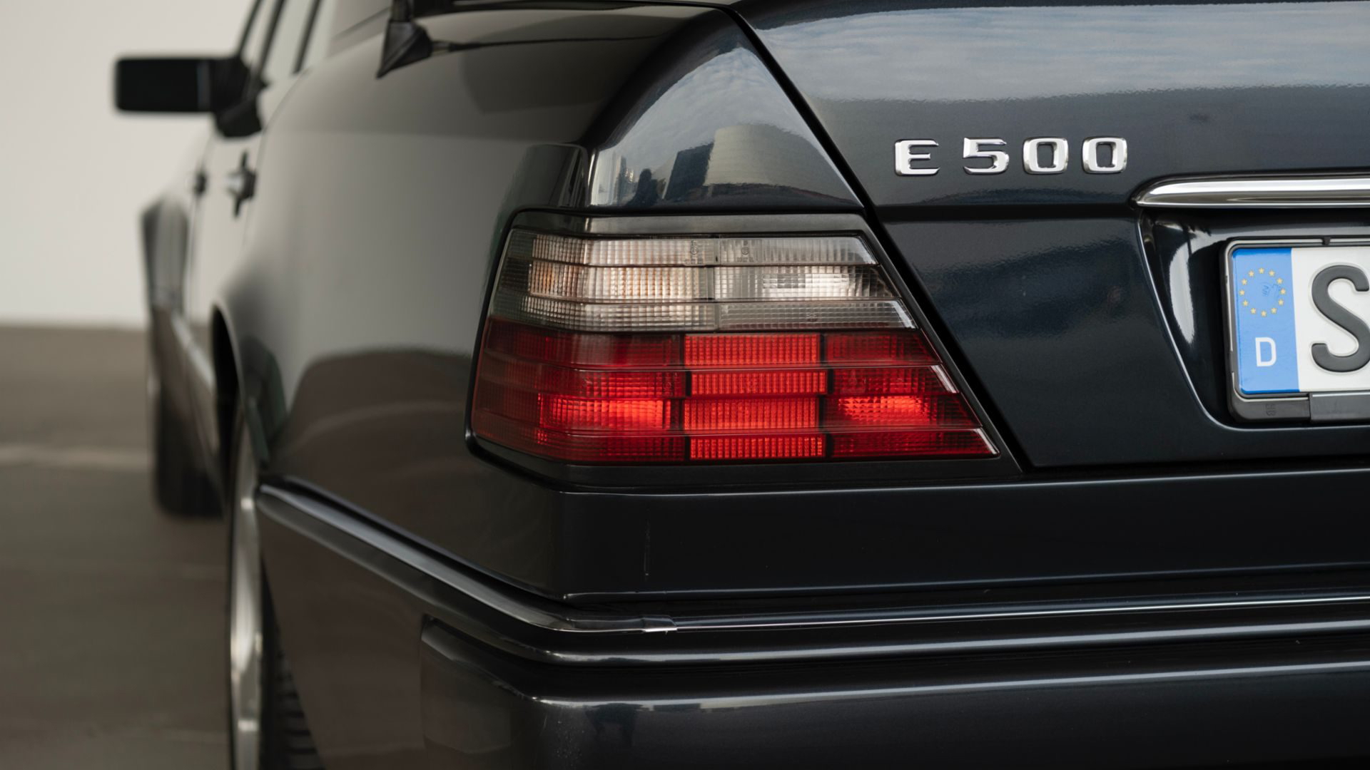 Vista trasera y lateral del Mercedes E 500 que destaca por su elegancia y diseño atemporal.