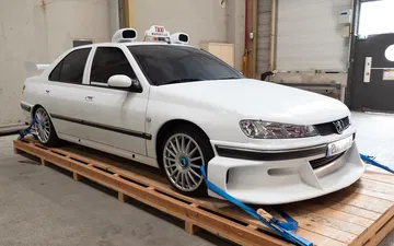 El taxi transformado que destaca por su aerodinámica y estilo único.