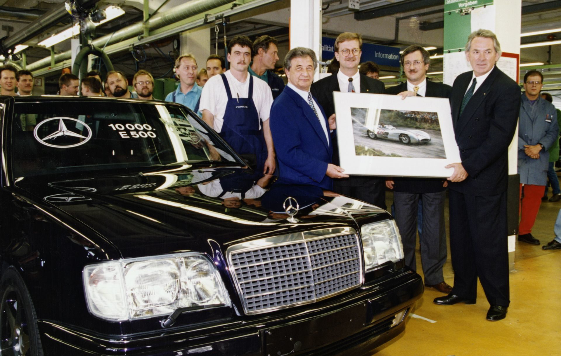 Celebración del 10,000ª Mercedes-Benz E-Class en la planta de producción.