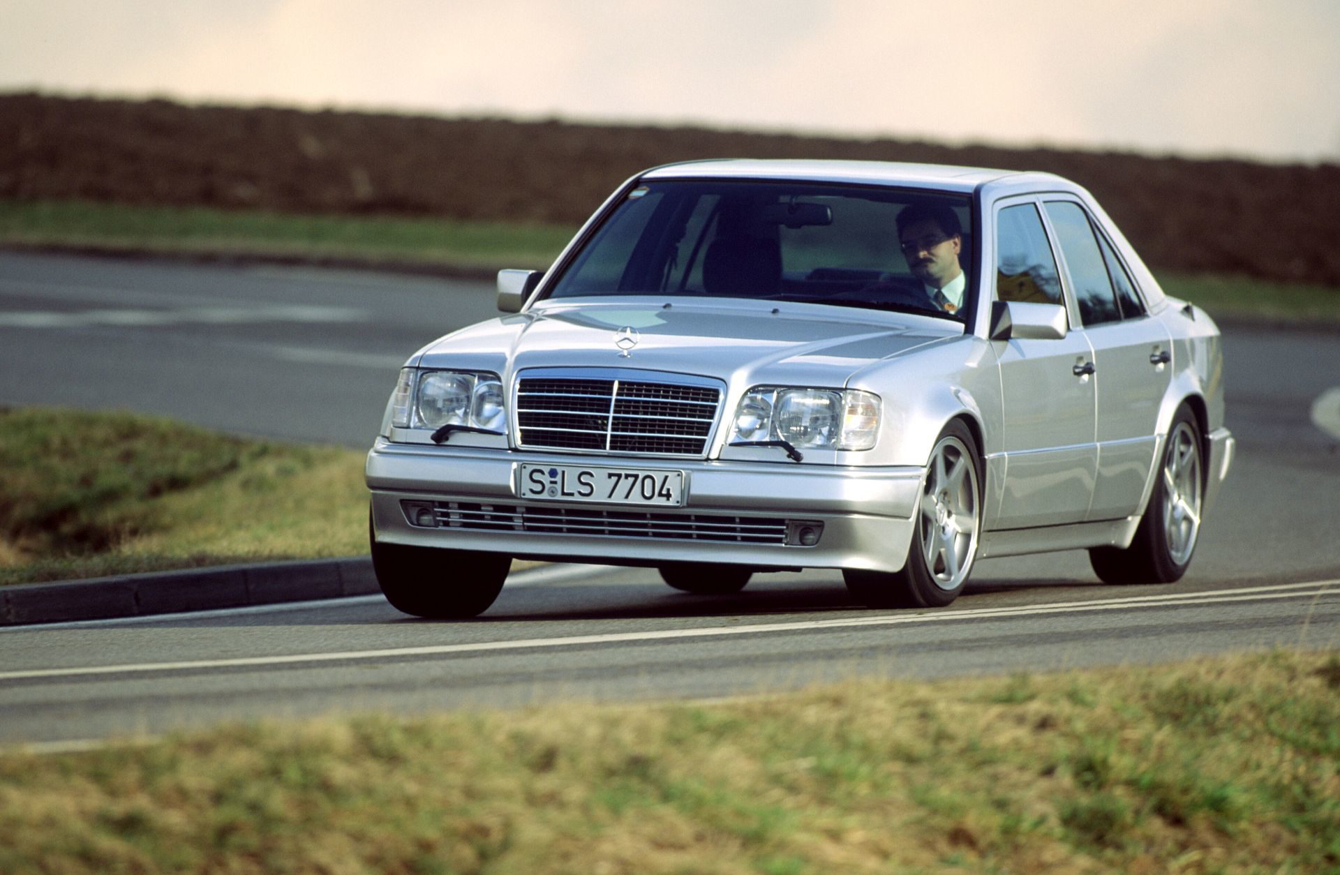 El Mercedes muestra su imponente diseño y potencia, ideal para los amantes del motor.