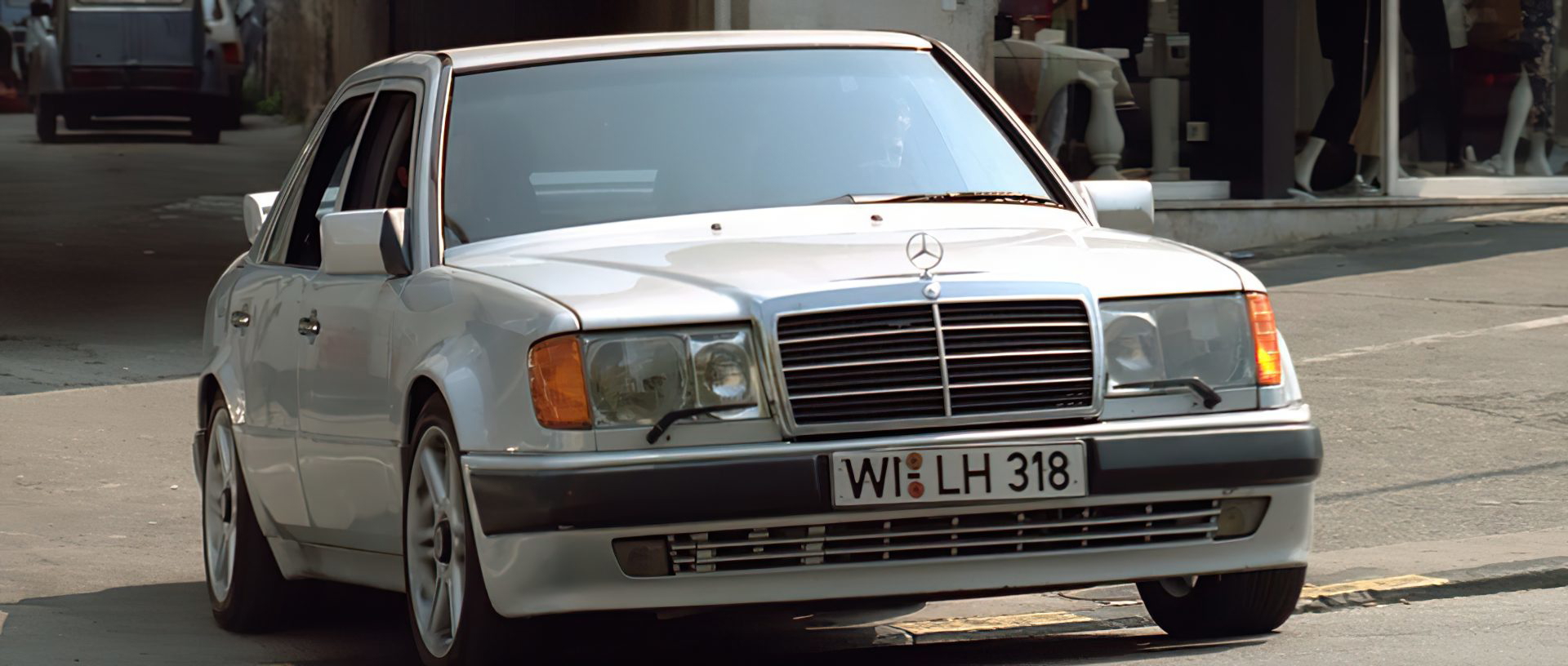 El icónico Mercedes-Benz en escena, simbolizando lujo y eficiencia.