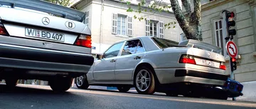 Escena icónica donde se observa un Mercedes-Benz estacionado en la ciudad.