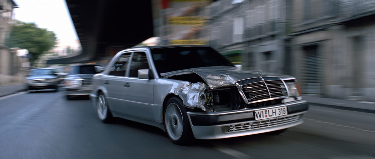 Mercedes-Benz E-Class en plena acción, con un impacto visible en su frontal.