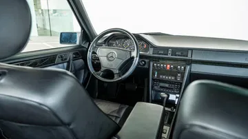 Vista del interior de un Mercedes-Benz, destacando su elegancia y confort.