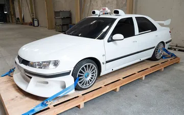 Un taxi modificado con un diseño único y deportivo, destacado por su aerodinámica.