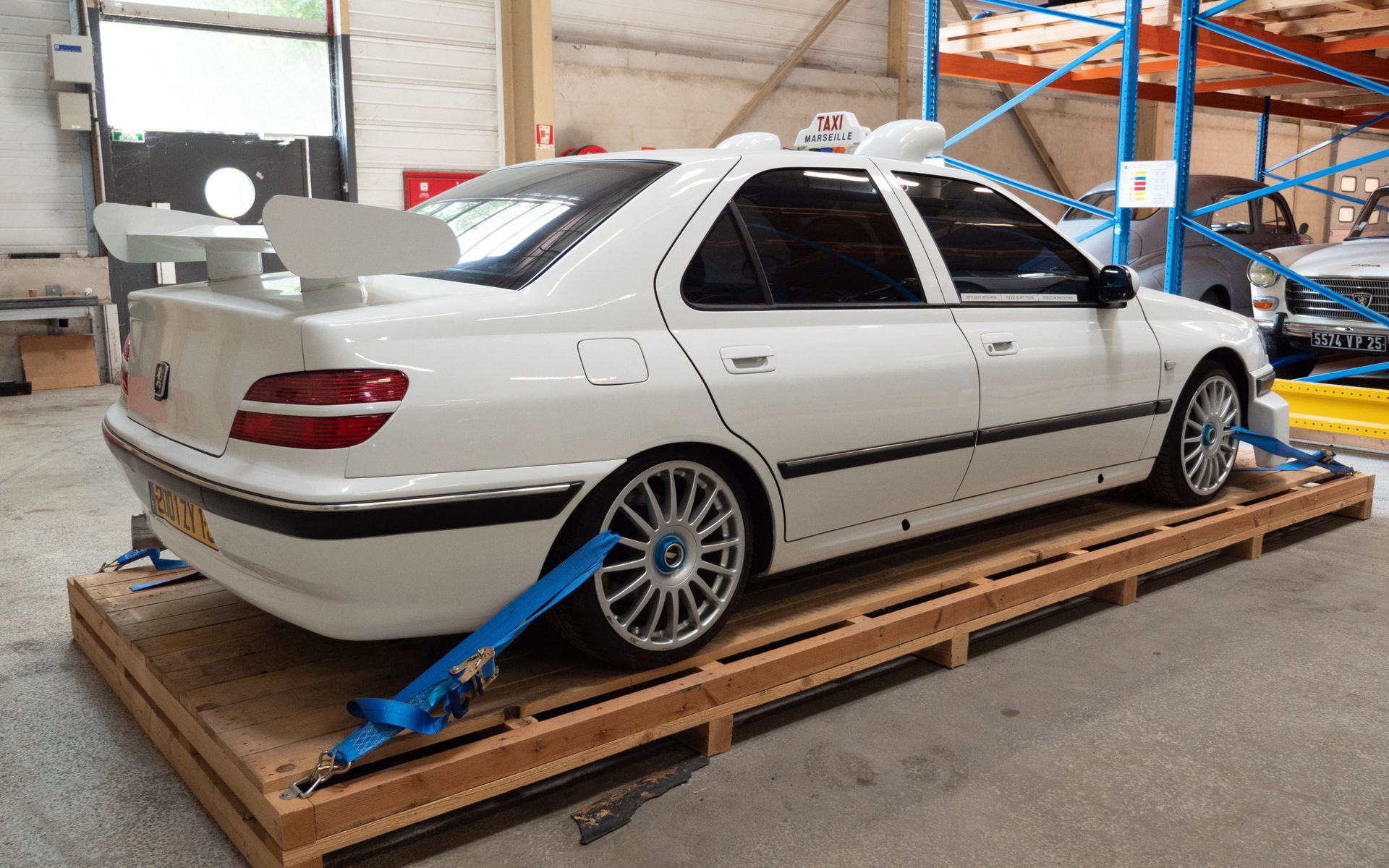 Un coche clásico preparado para competición, con detalles de racing y estética llamativa.