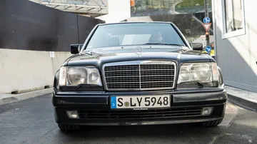 Frontal del famoso sedán, emblemático en el segmento de lujo. Su diseño resalta calidad y elegancia.