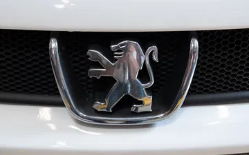 Los amantes de los coches recuerdan la controversia de los 2 millones pagados a Mercedes-Benz.
