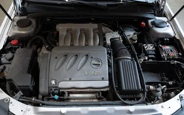Motor bien presentado que muestra la calidad y tecnología de Mercedes-Benz.