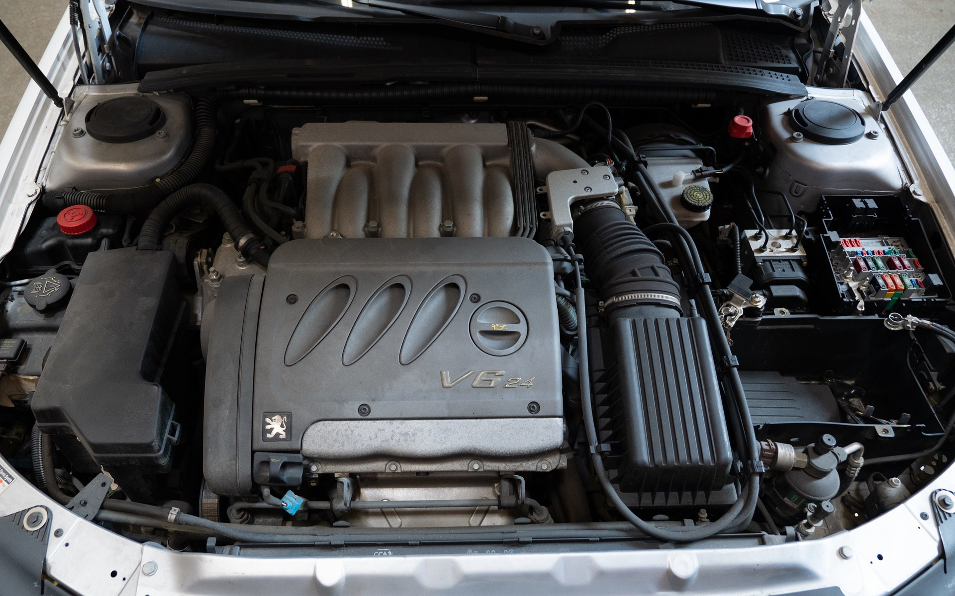 Motor bien presentado que muestra la calidad y tecnología de Mercedes-Benz.
