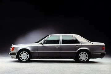 Mercedes-Benz en perfil, muestra elegancia y sofisticación en su diseño.