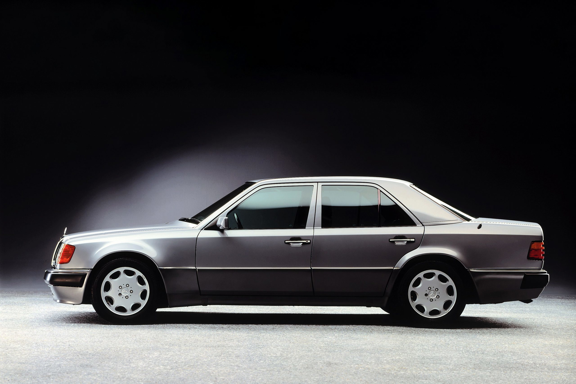 Mercedes-Benz en perfil, muestra elegancia y sofisticación en su diseño.