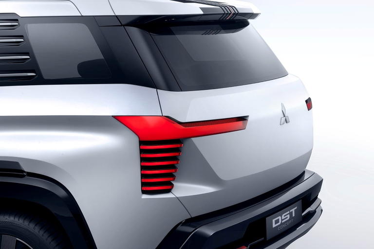 Vista trasera del Mitsubishi DST Concept, destacando su dise&ntilde;o robusto y moderno.