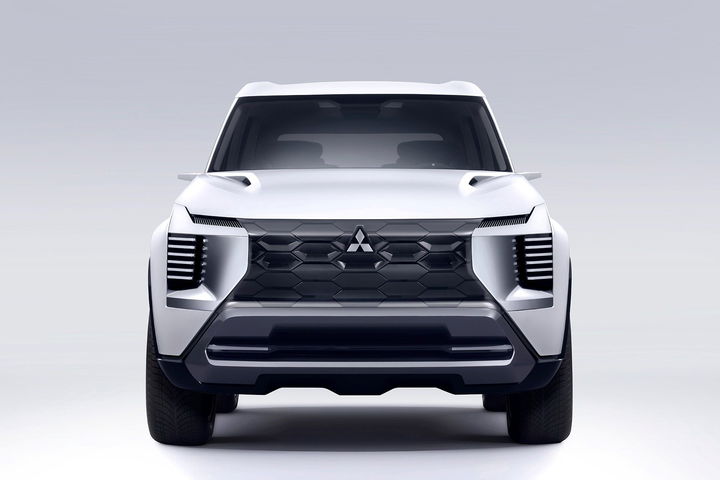 frontal del nuevo Mitsubishi DST, con diseño agresivo y tecnología avanzada Mitsubishi DST Concept
