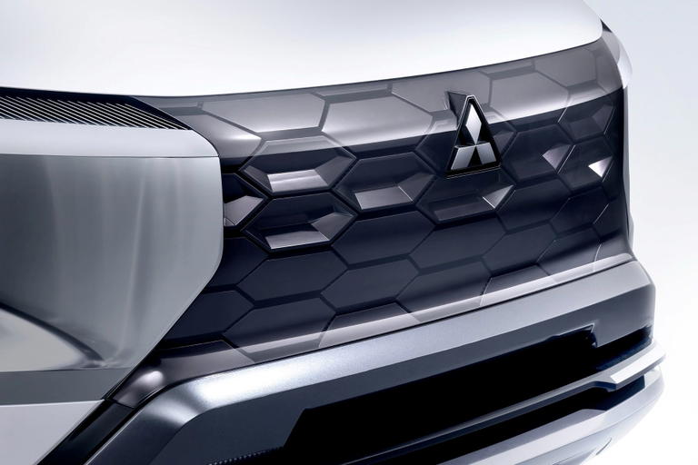 Primer plano de la parrilla del Mitsubishi DST Concept, destacando su dise&ntilde;o agresivo.