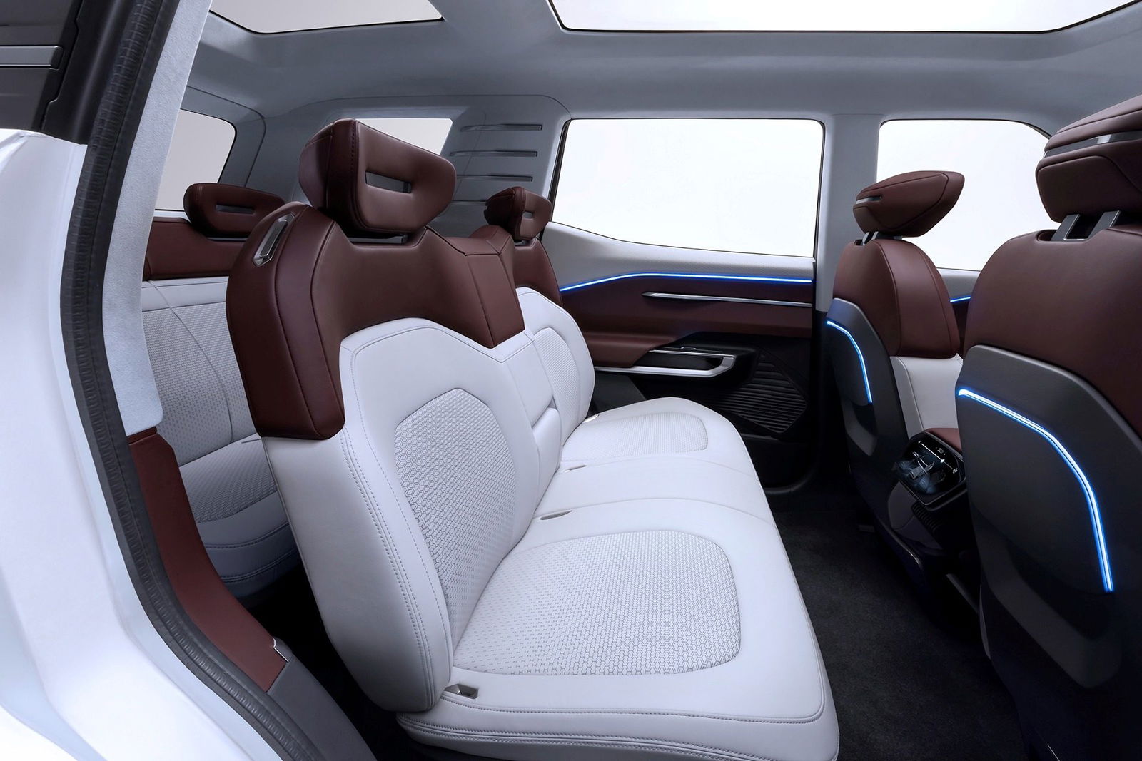 Interior del Mitsubishi DST Concept, con asientos amplios y detalles modernos. Interior del Mitsubishi DST Concept, con asientos amplios y detalles modernos.