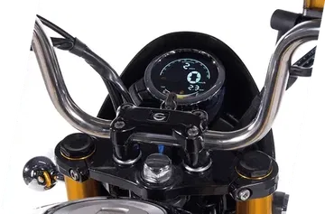 Vista del manillar y cuadro de instrumentos de la minimoto, tecnología moderna y diseño compacto.