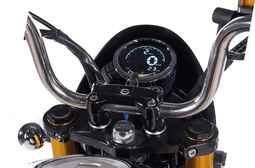 Vista del manillar y cuadro de instrumentos de la minimoto, tecnología moderna y diseño compacto.