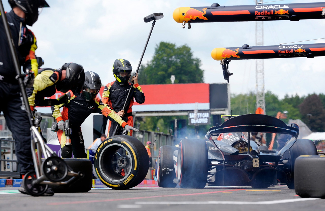 Pit stop del equipo Red Bull Racing en la F1, destacando la acción rápida de los mecánicos.