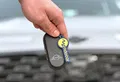 Llave de automóvil con el logo de Mondocar, símbolo de la suscripción automotriz.