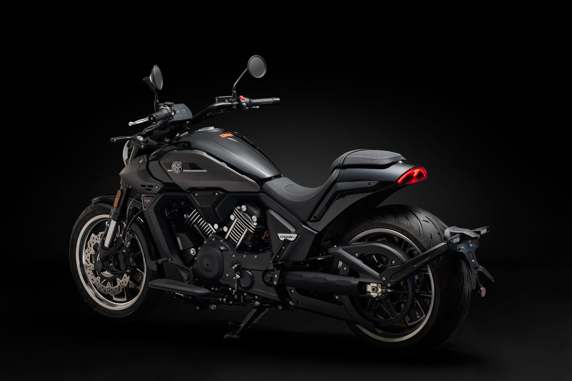 Custom V-twin de un litro que destaca por su estilo agresivo y prestaciones sorprendentes.