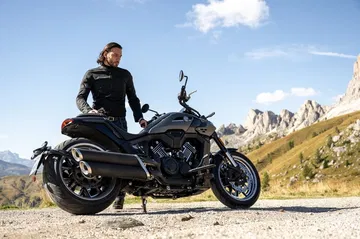 Esta custom V-twin de un litro ofrece un estilo auténtico y un rendimiento excepcional.