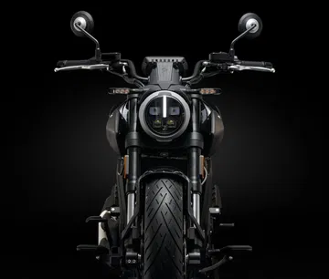 Esta custom V-twin de un litro combina potencia y estilo. Ideal para los amantes de las motos.