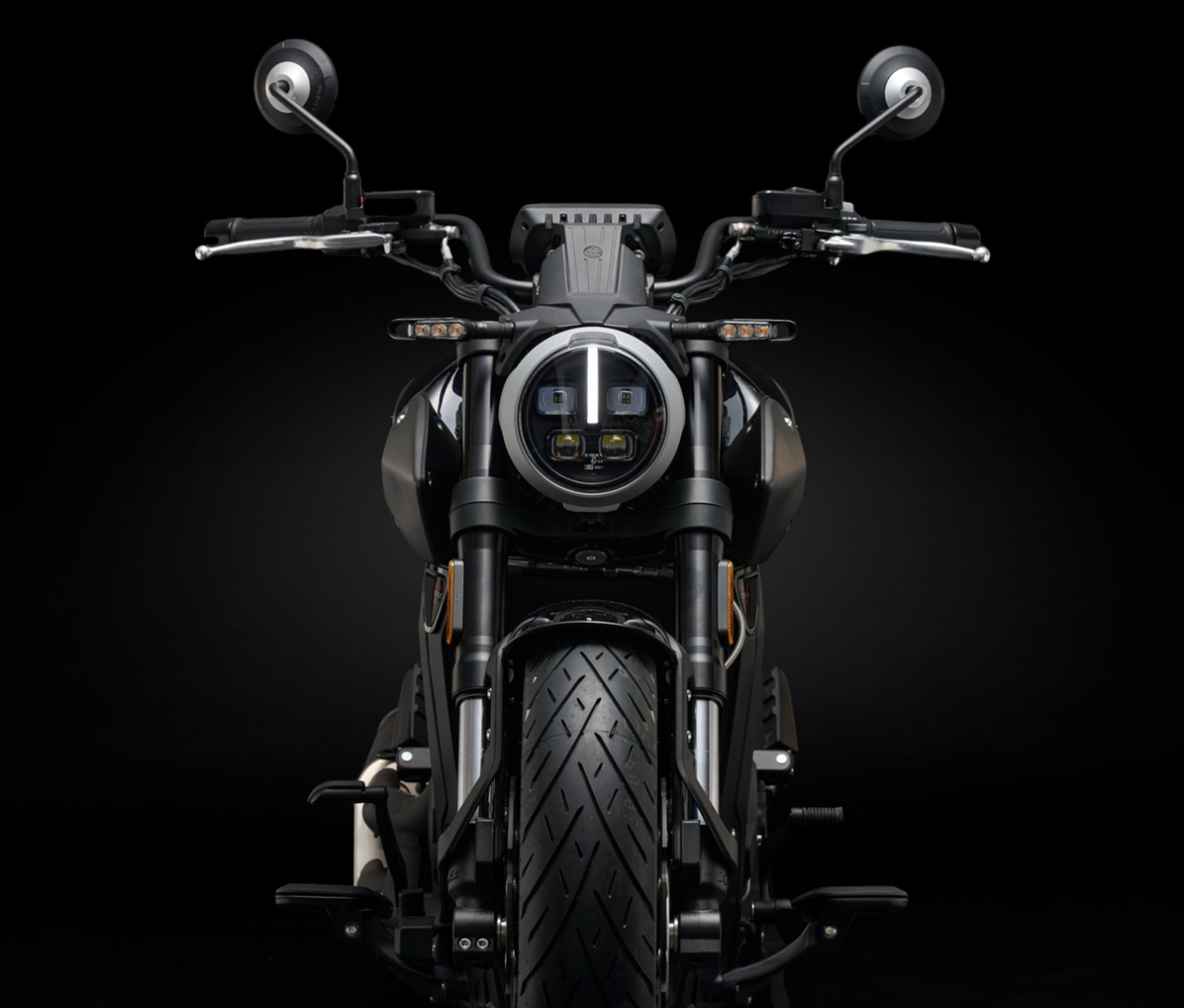 Esta custom V-twin de un litro combina potencia y estilo. Ideal para los amantes de las motos.